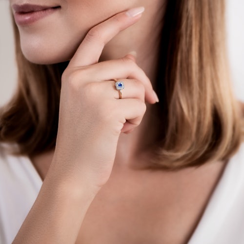 Pierścionek zaręczynowy SAVICKI: dwukolorowe złoto, niebieski szafir, diamenty